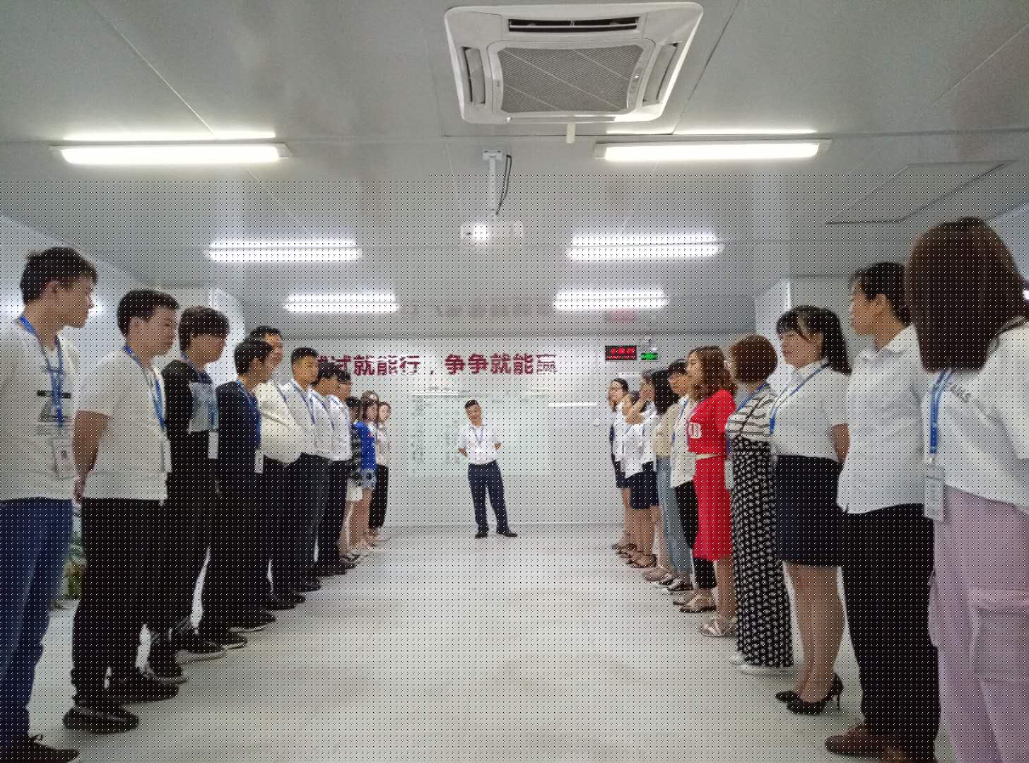 小銘打樣銷售、運(yùn)營及一線員工團(tuán)隊(duì)晨會